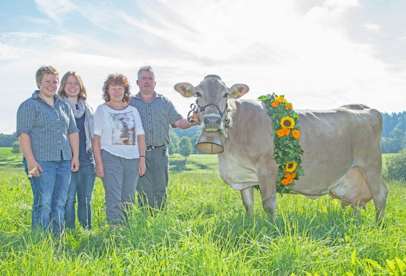 : Stolz präsentiert Stallchef Alfred von Ah zusammen mit seiner Familie die Ausnahme-Kuh Manus: v.l. Jeannette, Sereina, Emmi und Alfred von Ah. (Bild Braunvieh Schweiz)