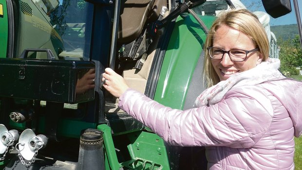 Christa van der Veer ist nicht täglich auf dem Betrieb, springt aber regelmässig ein: Am liebsten ist sie auf dem Traktor mit Grubber oder Egge und guter Musik auf den Lautsprechern unterwegs. (Bilder akr)