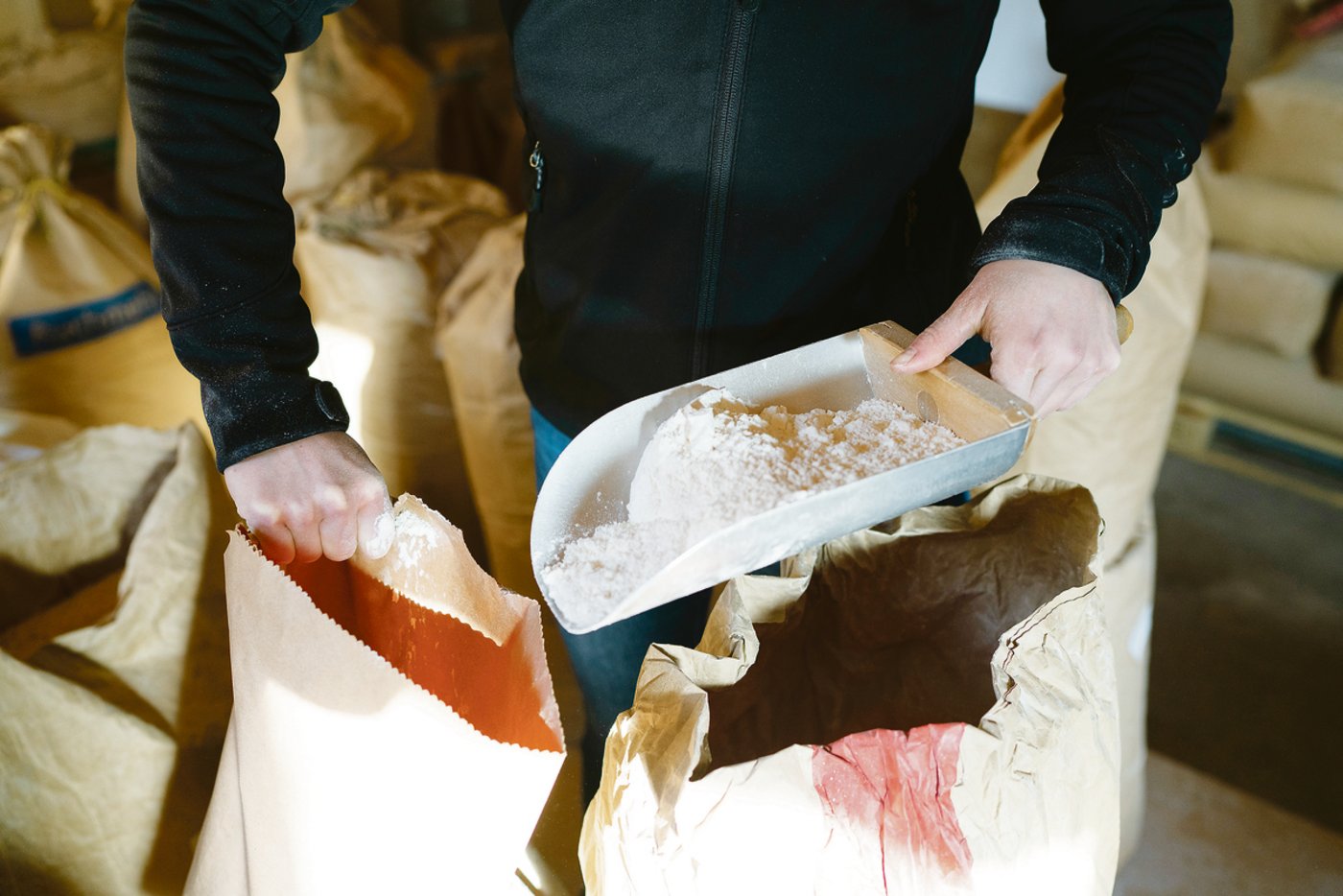 In der Mühle Geuensee geht das Mehl wie warme Weggli über den Ladentisch.(Bild Jonas Imfeld)