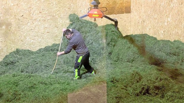 Meistens ist das Heu auf dem Heustock nicht gleichmässig verteilt. Feuchtes liegt neben oder auf schon getrocknetem Dürrfutter. Umschichten – sei es mit dem Greifer oder der Heugabel – beschleunigt die Heutrocknung. 