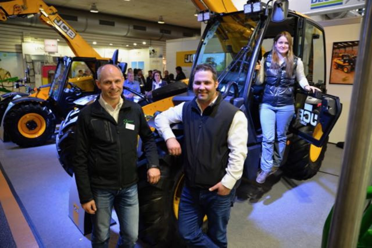 Hans Brülisauer, links und Sven Hänni, Vertriebspartner von JCB Agri Schweiz. Beschützt von JCB-Fee Tamara Wülser. (Bild Beat Schmid)