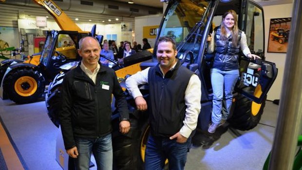 Hans Brülisauer, links und Sven Hänni, Vertriebspartner von JCB Agri Schweiz. Beschützt von JCB-Fee Tamara Wülser. (Bild Beat Schmid)