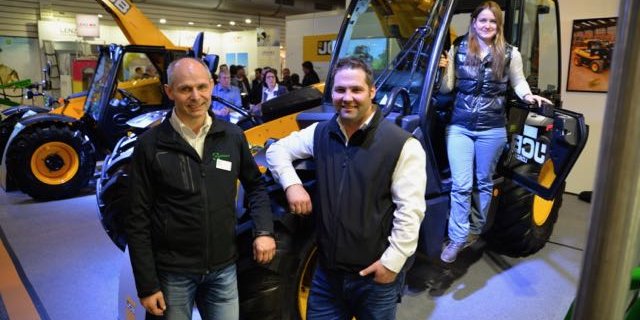 Hans Brülisauer, links und Sven Hänni, Vertriebspartner von JCB Agri Schweiz. Beschützt von JCB-Fee Tamara Wülser. (Bild Beat Schmid)