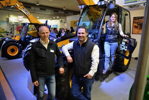 Getroffen an der Tier & Technik 2017 Hans Brülisauer, links und Sven Hänni, Vertriebspartner von JCB Agri Schweiz. Beschützt von JCB-Fee Tamara Wülser. (Bild Beat Schmid)