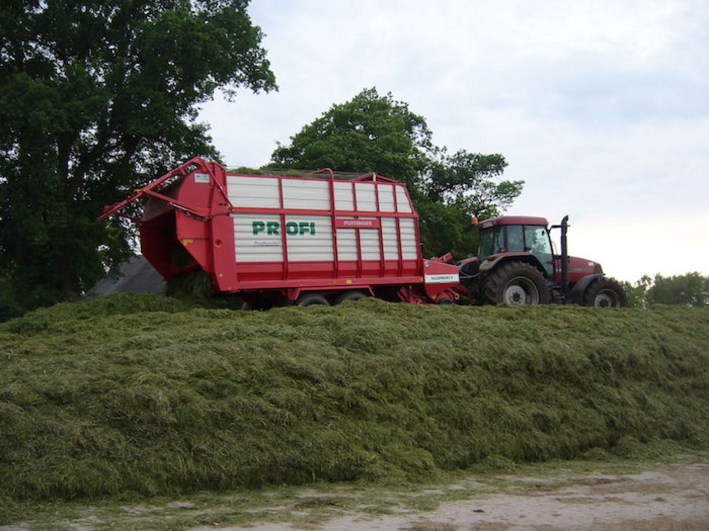 Ladewagen: Wagen von Pöttinger aus dem 21. Jahrhundert. (Bild Wikimedia) 