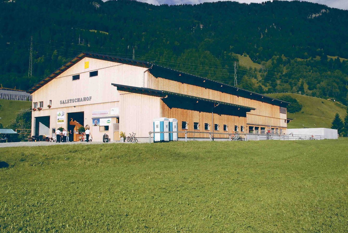 Um für die langen Winter genügend Dürrfutter lager zu können, musste der neue Stall gross ausfallen. (Bilder vcd)