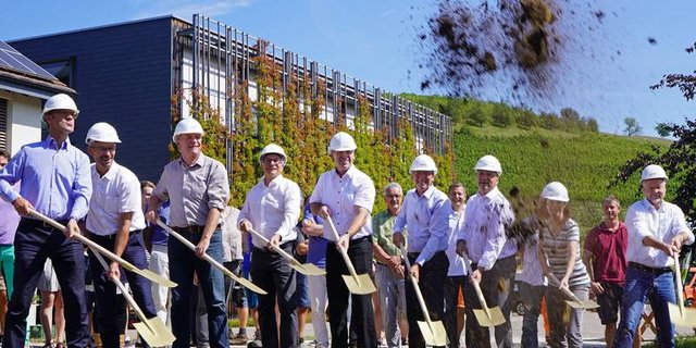 (v.l.) Matthias Müller, Leiter der Abteilung Landwirtschaft Aargau, Urs Brändli, Präsident von Bio Suisse, Martin Ott, Präsident des FiBL-Stiftungsrats, Markus Schärer, Inhaber der Architekturfirma fsp, Daniel Suter, Gemeindeammann Frick, Urs Niggli, Direktor von FiBL Schweiz, Markus Dieth, Aargauer Regierungsrat, Claudia Friedl, Nationalrätin und Stv. Präsidentin des FiBL-Stiftungsrats, Peter Jossen, Präsident des bio.inspecta-Verwaltungsrats. (Bilder: FiBL, Thomas Alföldi)