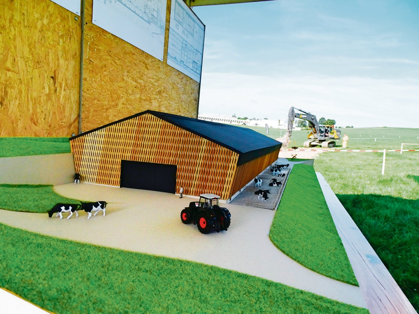 Als erstes wird bis im Frühling 2021 in Grangeneuve der neue Kuhstall fertiggestellt. Mit Photovoltaik, Abfallheizung, Wärmeaufbereitung und einer Gebäudehülle nach Minergie-Standard-P setzt er neue Massstäbe.(Bild zVg)