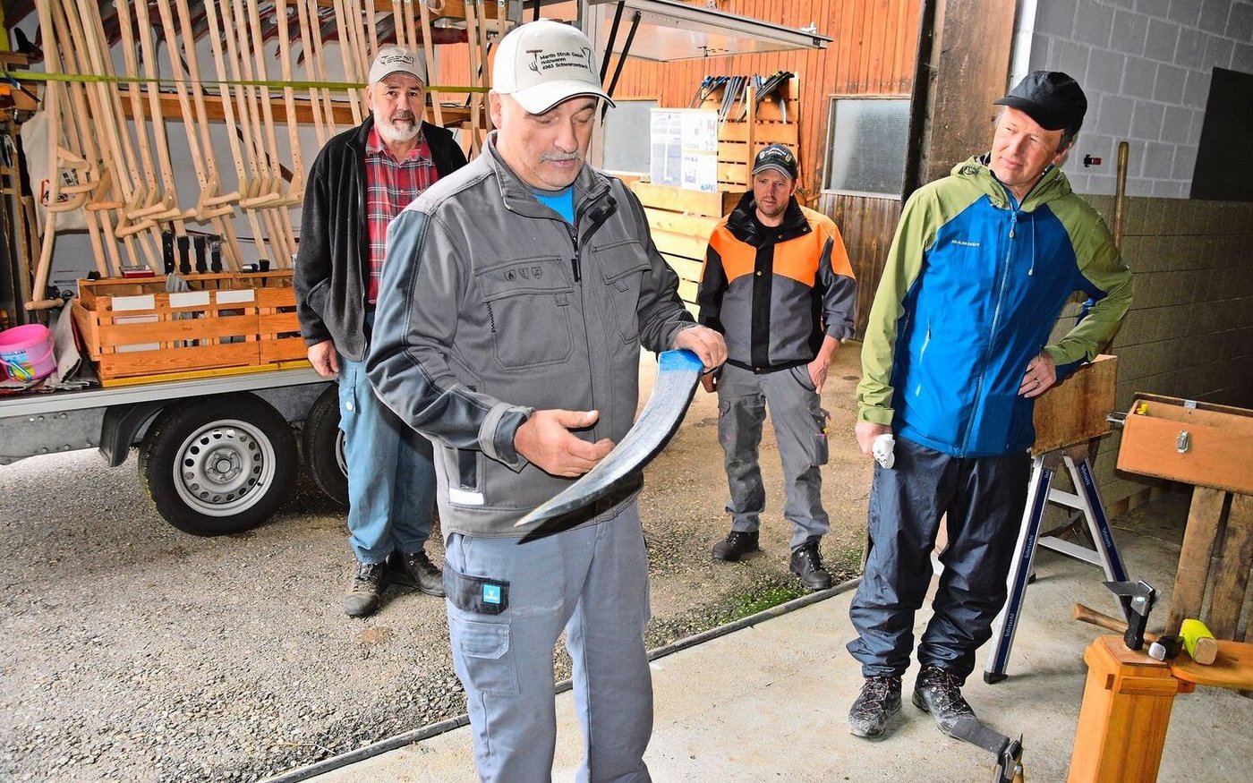Hier erklärt Martin Strub die Eigenschaften eines Sensenblattes. Wird es zu uneben, muss es gedengelt werden. 