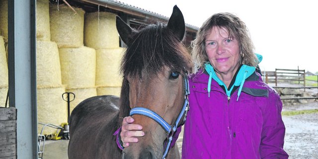 Monique Stähli mit ihrer Lieblingszuchtstute Kimni. (Bild rbw)