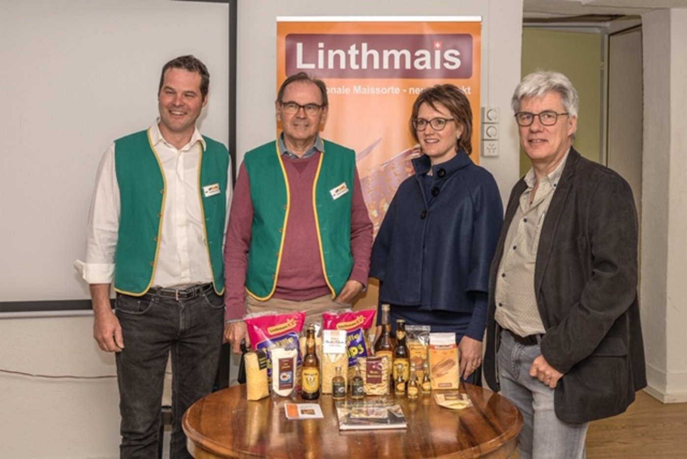 Neben den aktiv am Linthmais-Film Mitwirkenden - Christian Bruhin, Stephan Fässler und Sandra Claus - waren am Freitag Vormittag auch die zwei Nationalräte, Alois Gmür sowie Martin Haab im Restaurant Albishaus zur Feierlichen ersten Vorführung des Videos anwesend. (Bild zVg)