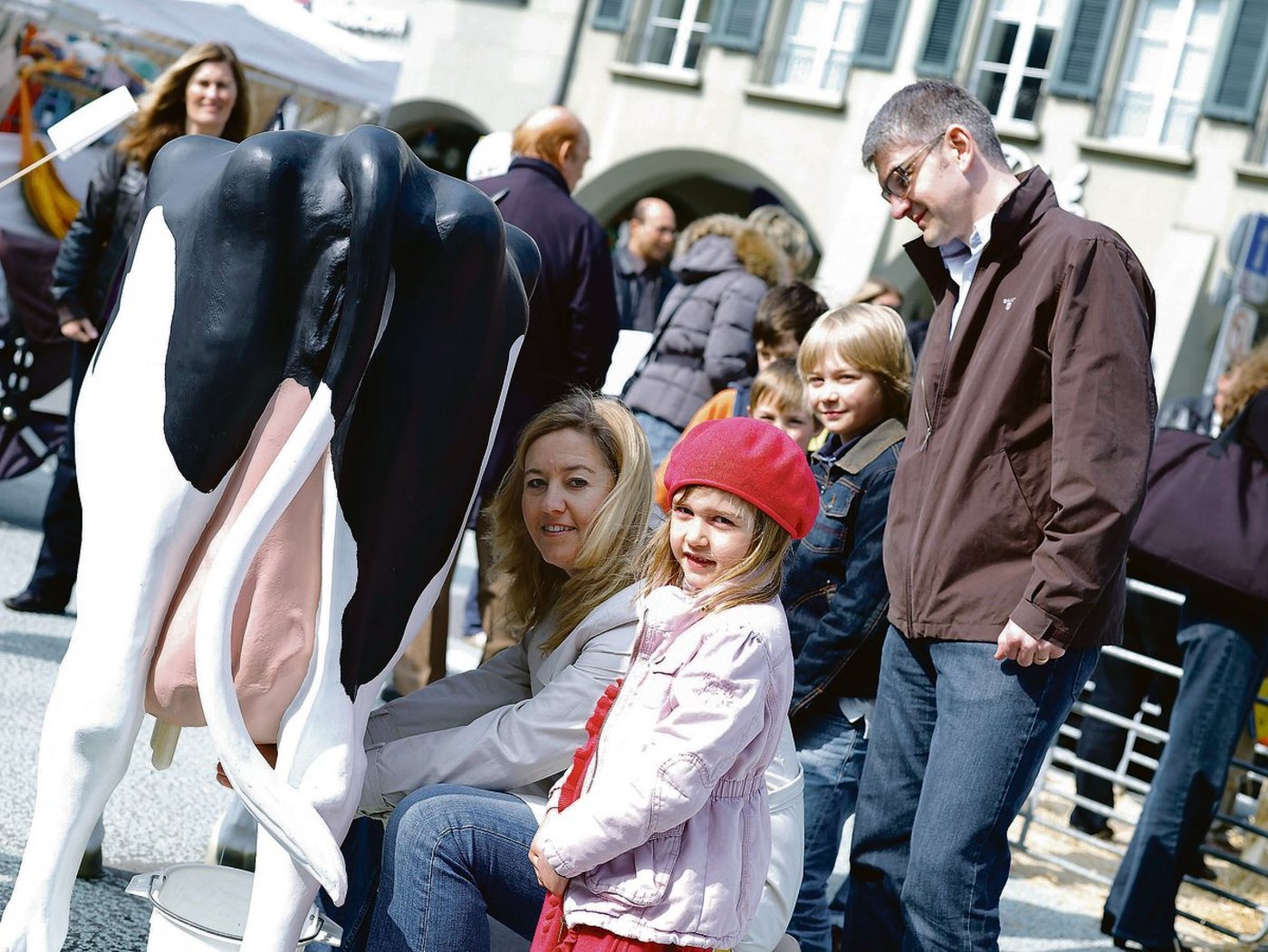 Der Tag der Schweizer Milch – hier eine Szene aus dem Jahr 2010: Begegnungsplattform mit durchzogener Erfolgsbilanz.(Bild zVg)