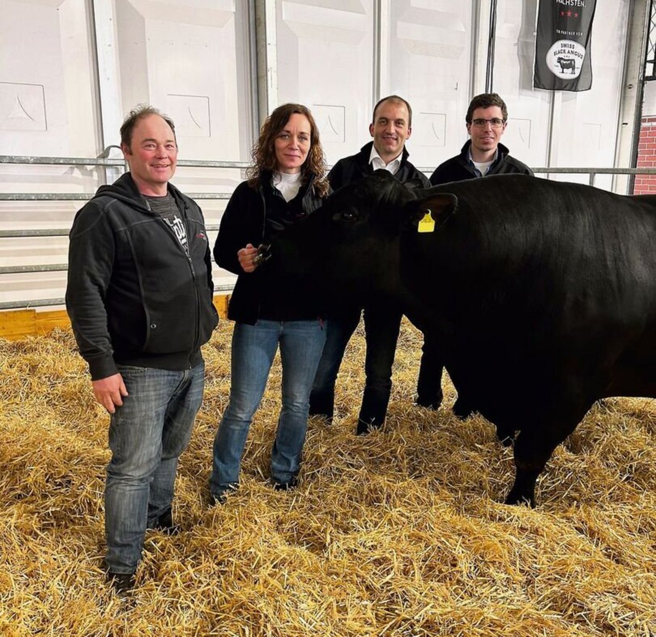 Nach dem Vortrag von Martin Grassberger gingen die Angus-Leute zurück zu ihren Kühen und Kälbern und Stier Gomez: Die Standbetreuer Peter und Ania Soller, Forumsorganisator Urban Dörig und Swiss-Angus-Präsident Lukas May (v. l. n. r.). 