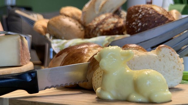 6'000 Tonnen 2020 sind nicht genug: Neues Importgesuch für Butter Als «Die Butter» soll die Importware nicht (mehr) verkauft werden. Dafür vielleicht in Lammform zum Bruch an Ostern? (Bild pArallaX424/Pixabay)