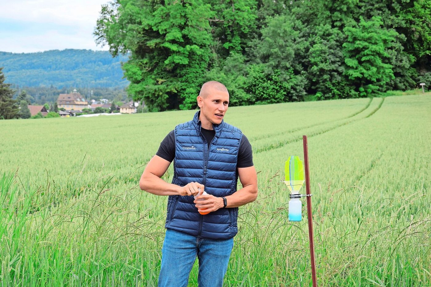 Sebastian Funk, Syngenta, neben einer Napa-Insektenfalle.
