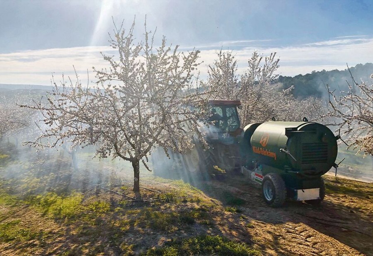 Der Frost-Booster «Dolina Fog-Dragon, der Nebeldrache» steht in der Schweiz bereits im Einsatz. Er ist einfach in der Anwendung, wirkt aber effizient.