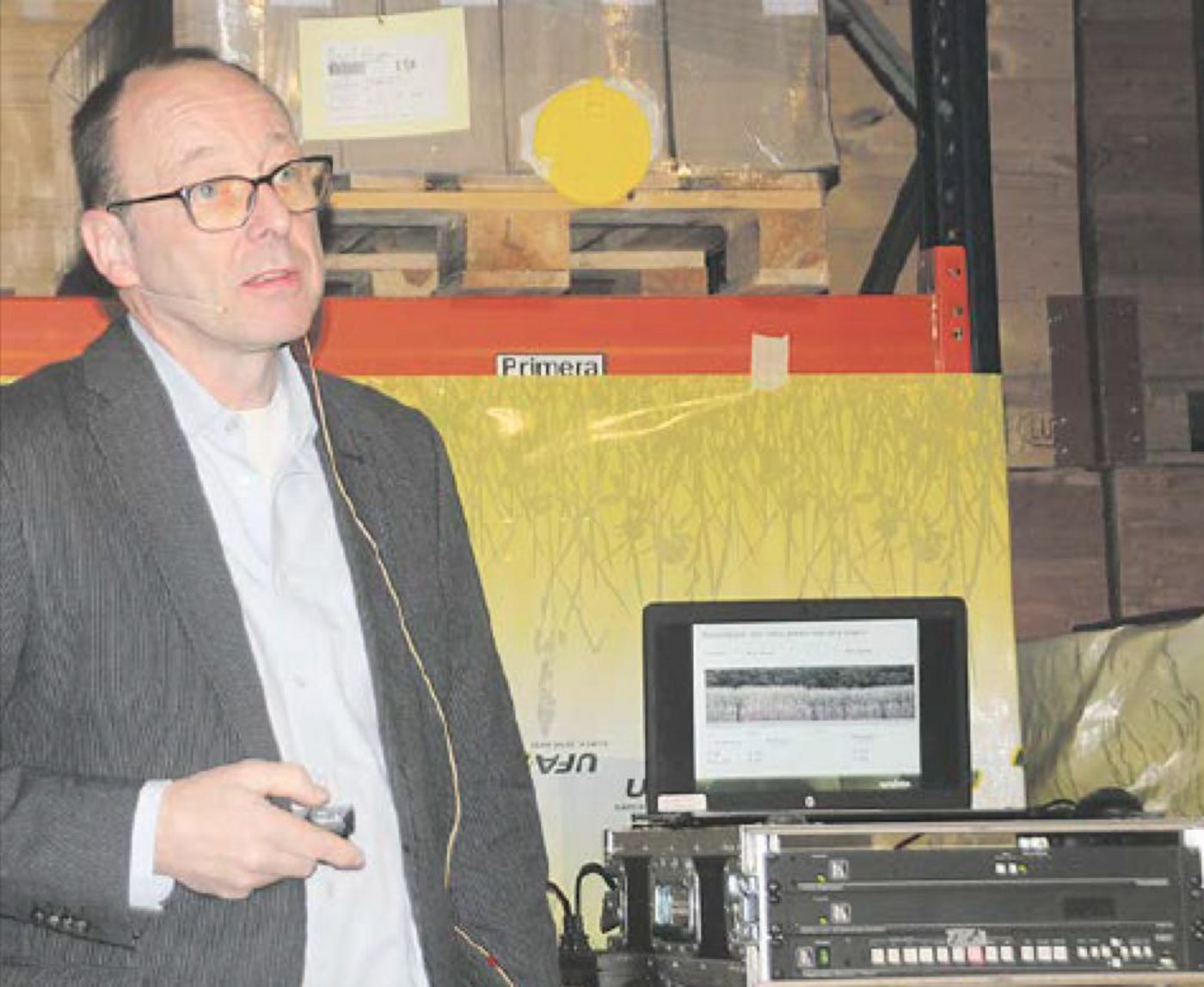 Friedbert Horstmann von Syngenta zeigte unter anderem auf, dass Maiskolben an grünen Pflanzen schneller abreifen. (Bild RoMü)