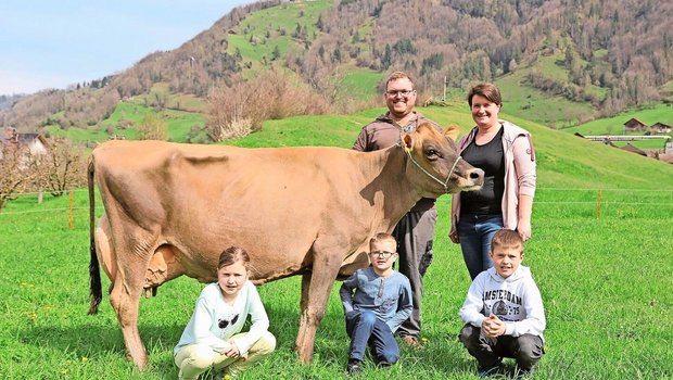 Werner und Margrit Kenel mit den Kindern Michaela (8), Pirmin (6) und Daniel (10) sowie der Casino-Tochter Carola (EX 94; HL 8823 kg Milch, 5,57 % Fett; 4,22 % Eiweiss, 18 Zellzahl).