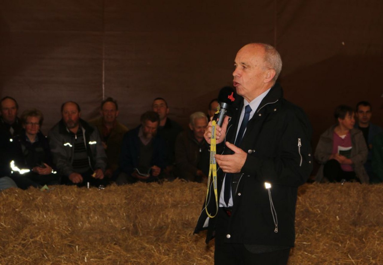 Überraschungsgast im Ring der Markthalle Langnau im Emmental: SVP-Bundesrat Ueli Maurer sprach am Freitag zum vorwiegend bäuerlichen Publikum. (Bild Simone Barth)