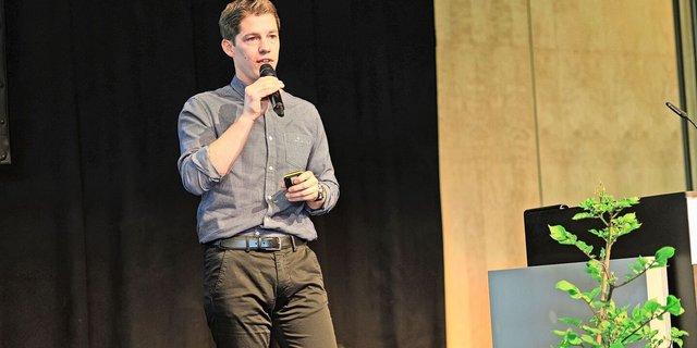 Christian Ramseyer gibt einen Überblick über die Situation und Herausforderungen im Kartoffelanbau. Bei der Kraut- und Knollenfäule liege die grösste Hoffnung in der Sortenzüchtung.