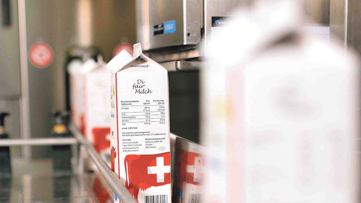 «Di fair Milch» wird abgefüllt. Das Projekt der gleichnamigen Genossenschaft im Säuliamt ist nur eine von vielen Initiativen, um den Milchpreis für die Bauern zu verbessern. (Bild Bauernfilme.ch)