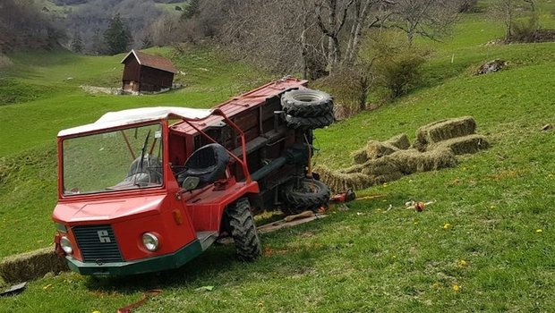 Bauer stirbt bei Unfall mit Motorkarren Der Motorkarren des Bauers überschlug sich. (Bild Kantonspolizei Graubünden)