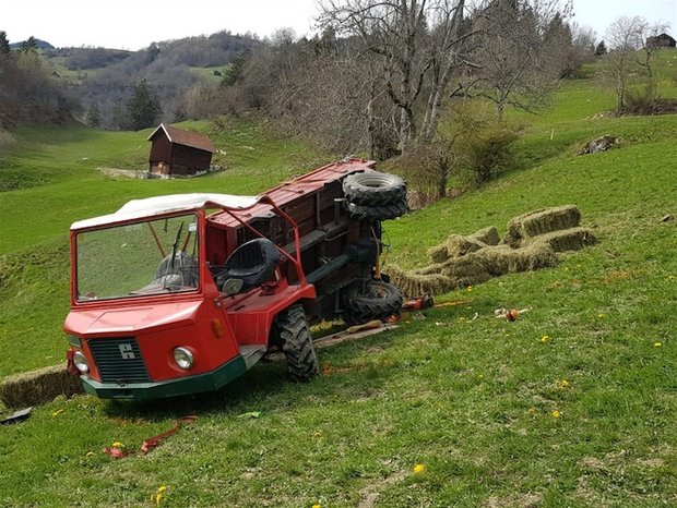 Der Motorkarren des Bauers überschlug sich. (Bild Kantonspolizei Graubünden)