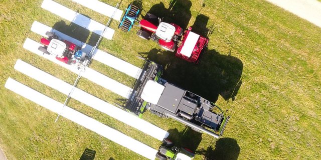 Durch das Anlegen fester Fahrspuren kann sich der Boden in den Bereichen dazwischen wieder ungestört entwickeln. Die Wasserspeicherung kann so verbessert und die Gefahr von Abschwemmungen und Erosion verringert werden. (Bilder Agroscope)