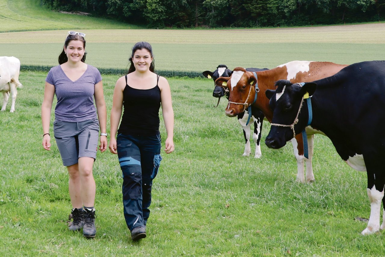 Bettina (l.) und Angela Belser, zwei von immer mehr Landwirtinnen EFZ. Ihre Zukunft ist noch nicht in Stein gemeisselt, aber der elterliche Betrieb bleibt sicher in der Familie. (Archivbild Ruth Aerni)