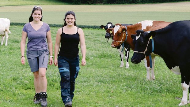 Bettina (l.) und Angela Belser, zwei von immer mehr Landwirtinnen EFZ. Ihre Zukunft ist noch nicht in Stein gemeisselt, aber der elterliche Betrieb bleibt sicher in der Familie. (Archivbild Ruth Aerni)