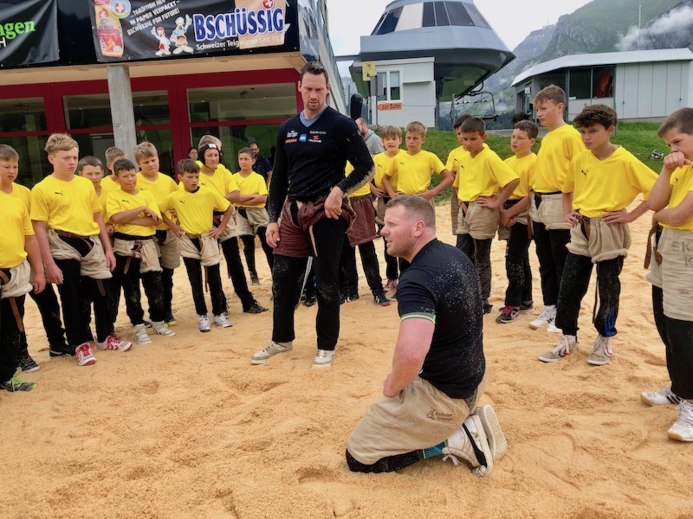 Die Jungschwinger sind konzentriert und erstaunlich diszipliniert, wenn ihre Idole Kilian Wenger (stehend) und Matthias Glarner etwas vorzeigen.