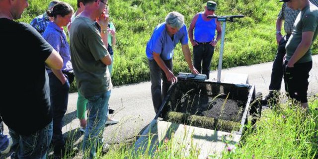 Daniel Kuster erklärt das Innenleben seiner Wiesendreschmaschine «eBeetle®». Mit dieser wird das Saatgut für die Heudruschsaat gewonnen. (Bild zVg)