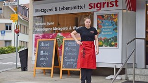 Bei der Metzgerei Si Bei der Metzgerei Sigrist hat Leandra Schweizer die Lehre gemacht und arbeitet heute noch dort.