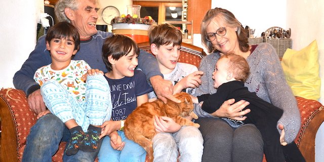Robert und Karin Huber freuen sich, wenn ihre Grosskinder zu Besuch kommen oder sie mit ihnen etwas unternehmen können. Regelmässiges Hüten wollten sie aber nicht. (Bild Marianne Stamm)