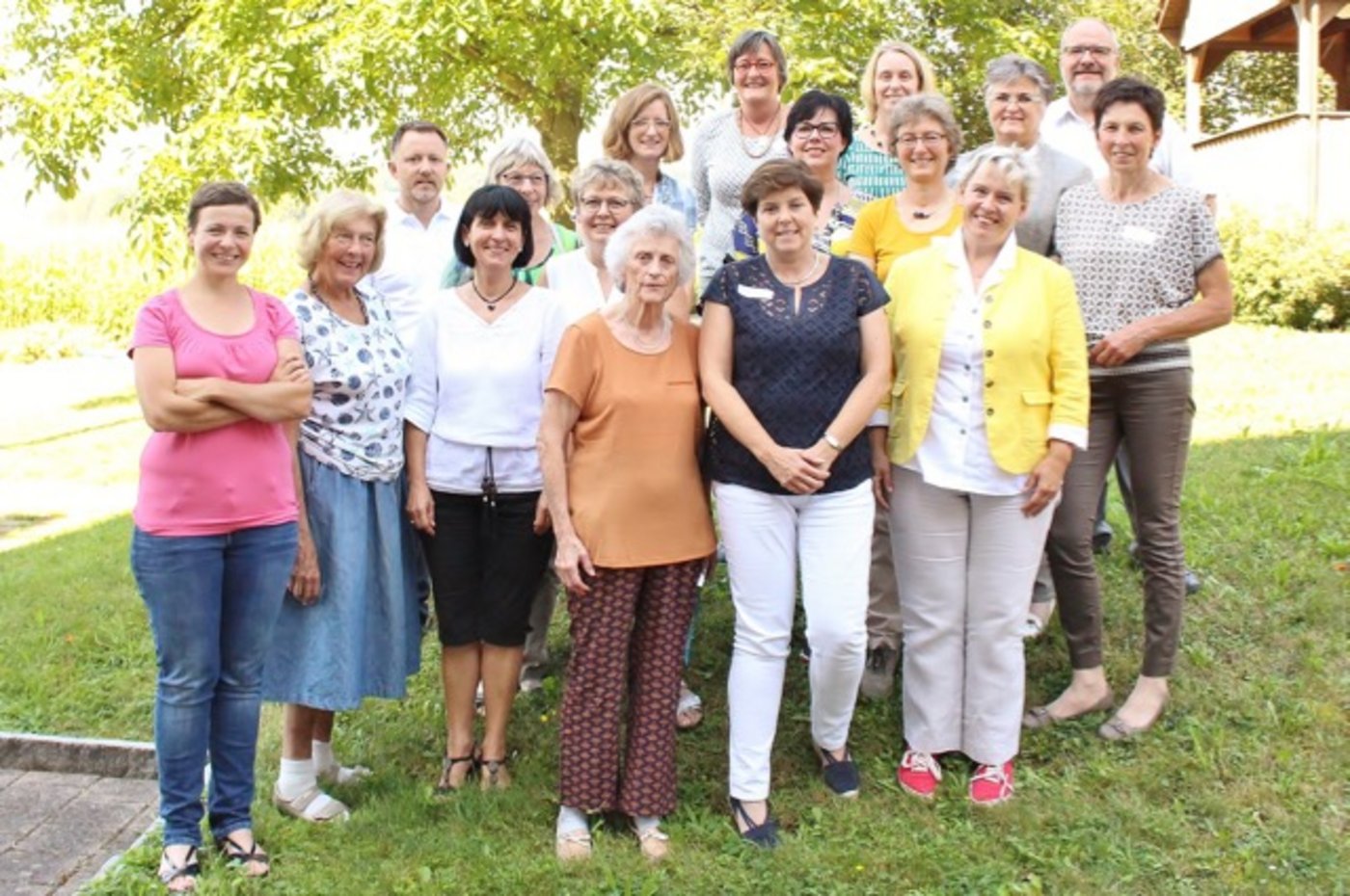 Die Tagungsteilnehmerinnen mit den beiden Referenten, Matthias Singer (hinten links) vom Schweizer Bauernverband, und Jürg Jordi vom Bundesamt für Landwirtschaft (hinten rechts). (Bild SBLV) 