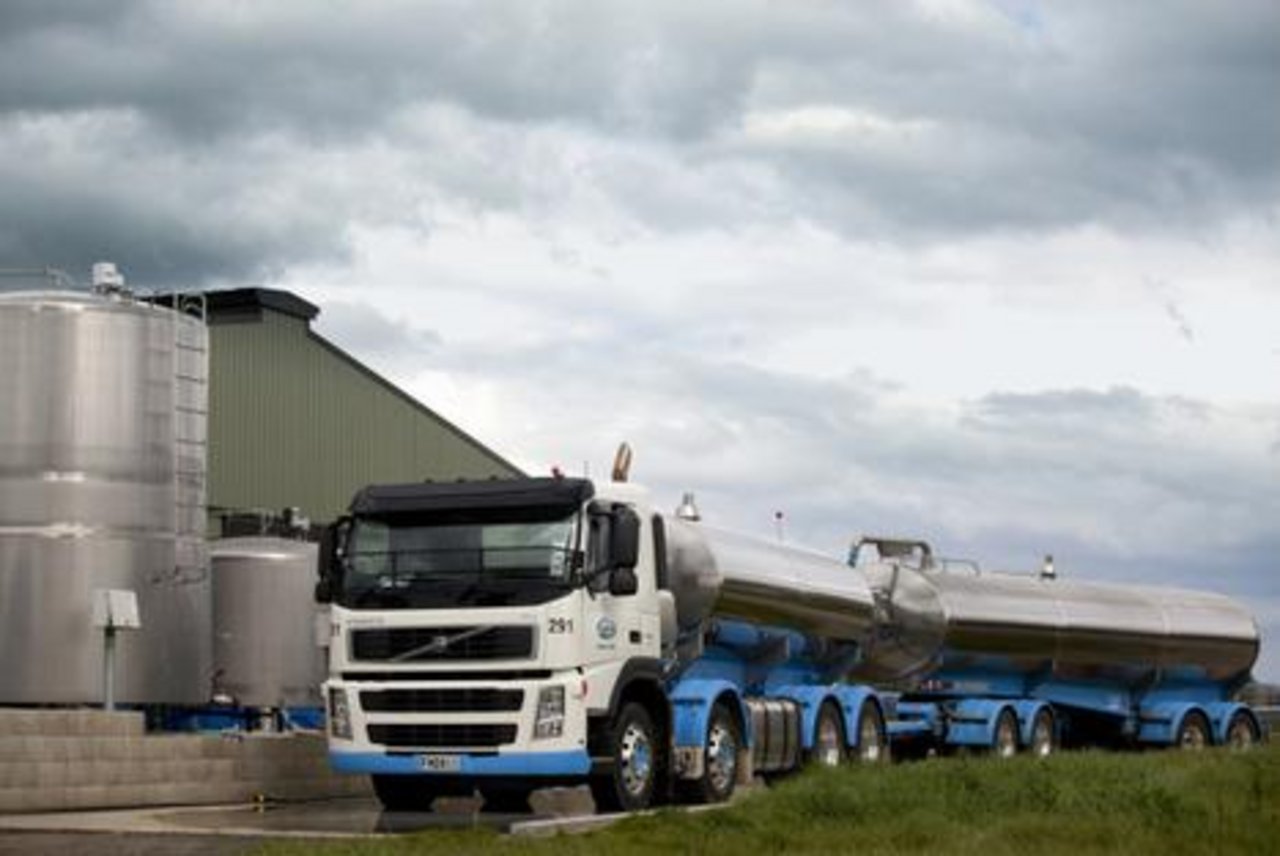 Ein Lastwagen des neuseeländischen Abnehmers Fonterra holt Milch auf einer Farm ab. (Bild Fonterra)