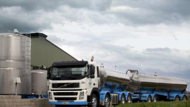 Ein Lastwagen des neuseeländischen Abnehmers Fonterra holt Milch auf einer Farm ab. (Bild Fonterra)