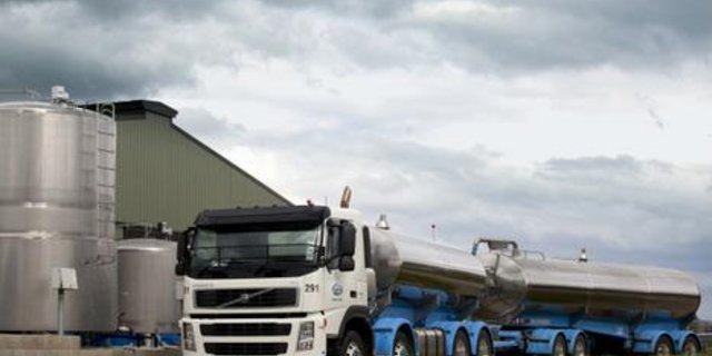 Ein Lastwagen des neuseeländischen Abnehmers Fonterra holt Milch auf einer Farm ab. (Bild Fonterra)