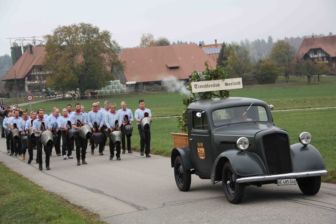 Der Treichlerclub Seeland eröffnet den grossen Umzug. 