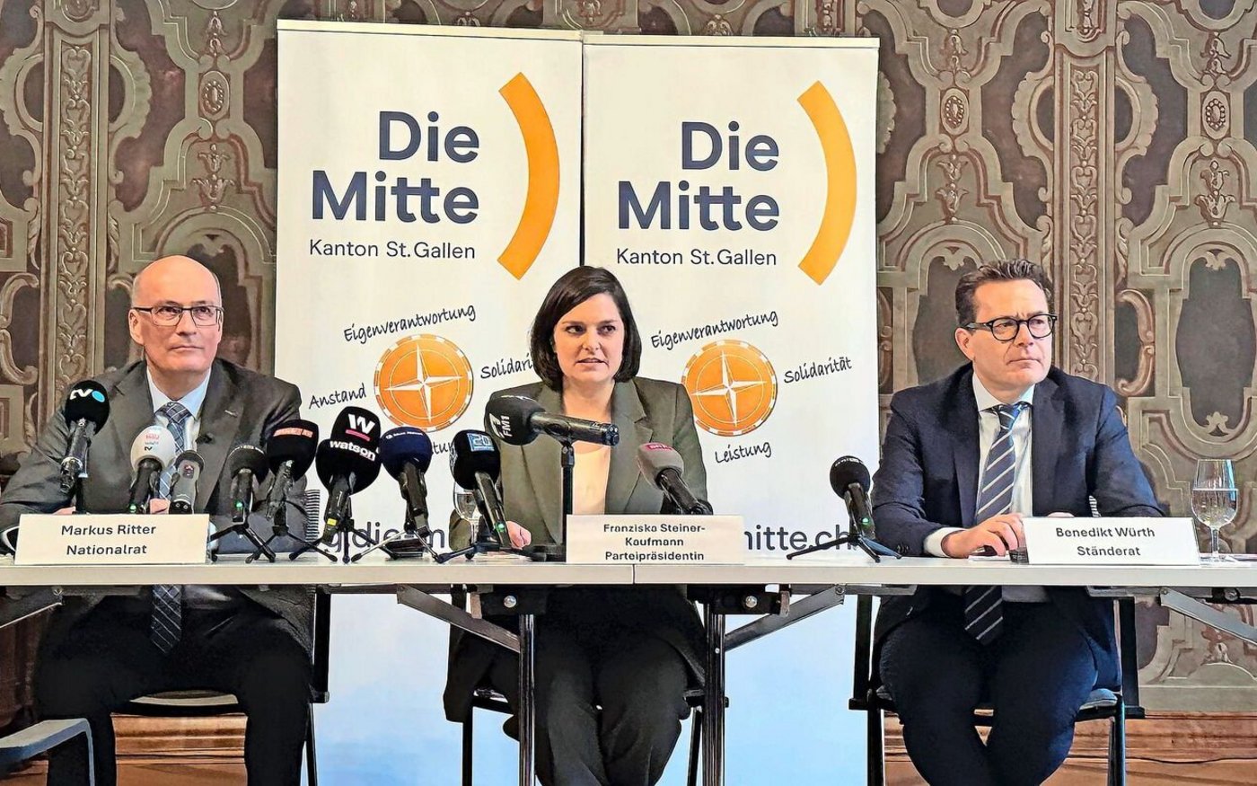 Markus Ritter, Nationalrat (Mitte/SG), Franziska Steiner-Kaufmann, Präsidentin die Mitte St.Gallen, und Benedikt Würth, Ständerat die Mitte St. Gallen, informieren über die Bundesratskandidatur von Markus Ritter. 