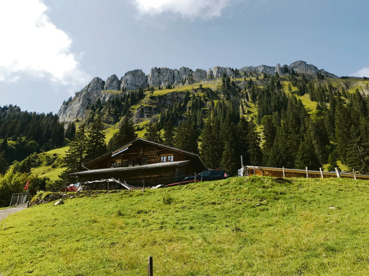 Mit viel Herzblut der Sennen werden auch heuer unzählige Stunden Arbeit auf zahlreichen Alpen verrichtet, wie etwa auf der Oberhofner Alp, zuhinterst im Justistal.(Bilder zVg)
