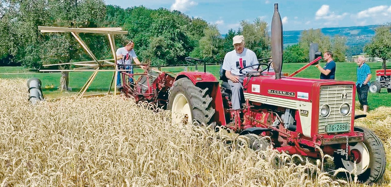 Gemeinsam mit Sohn Heinz zeigt Heiri Spiri seinen McCormick 423 an einem Treffen der Freunde alter Landmaschinen Sektion Ostschweiz (Falso). (Bild Falso)