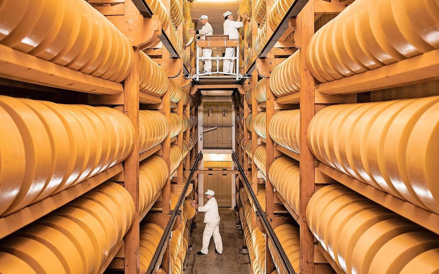 Grosse Lager: Sbrinz kommt erst zwei Jahre nach der Herstellung auf den Markt. Das gibt ihm die gute Würze und Härte. 