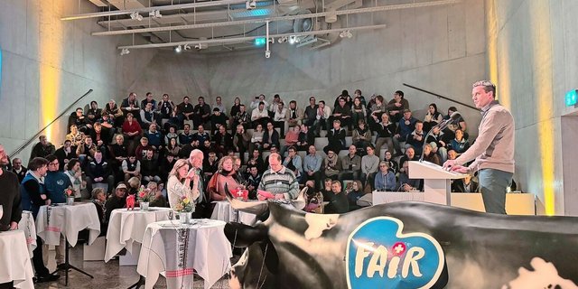 Boris Beuret (rechts), weist auf die Lage der Milchbauern hin und appeliert an die Konsumenten, dass sie mit ihrem Kaufentscheid faire und nachhaltige Produkte fördern können. 