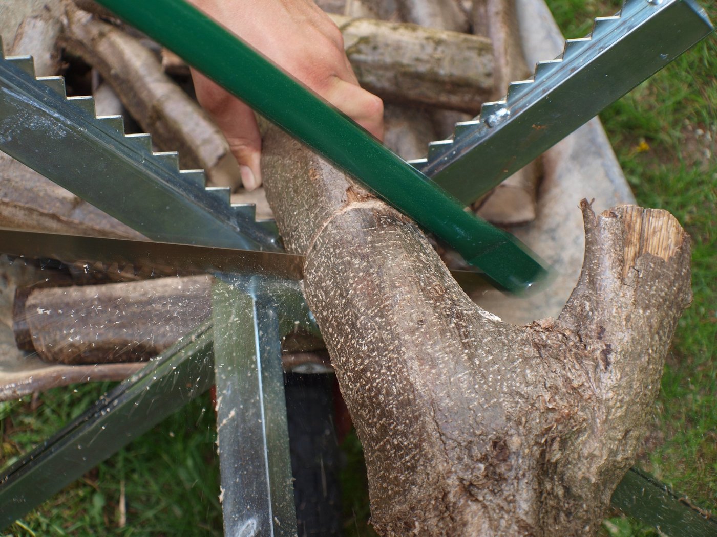 Zu Bauernolympiaden gehören Disziplinen wie Holz sägen. (Symbolbild: pauline / pixelio.de)