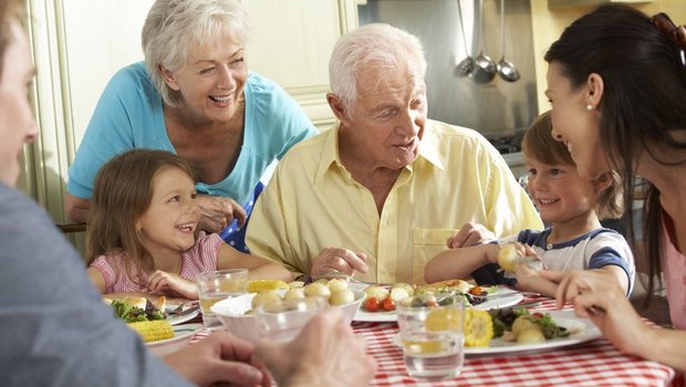 Damit eine Generationengemeinschaft funktioniert, sollten Entscheidungen immer zusammen gefällt werden. (Bild Fotolia)