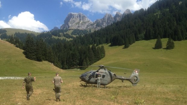 Ein Armeehelikopter steht bereit, um Alpen mit Wasser zu versorgen. (Bild Kanton Freiburg)