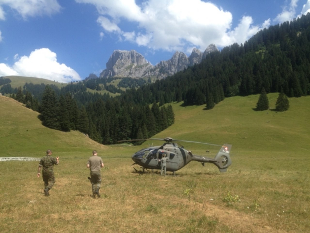 Ein Armeehelikopter steht bereit, um Alpen mit Wasser zu versorgen. (Bild Kanton Freiburg)