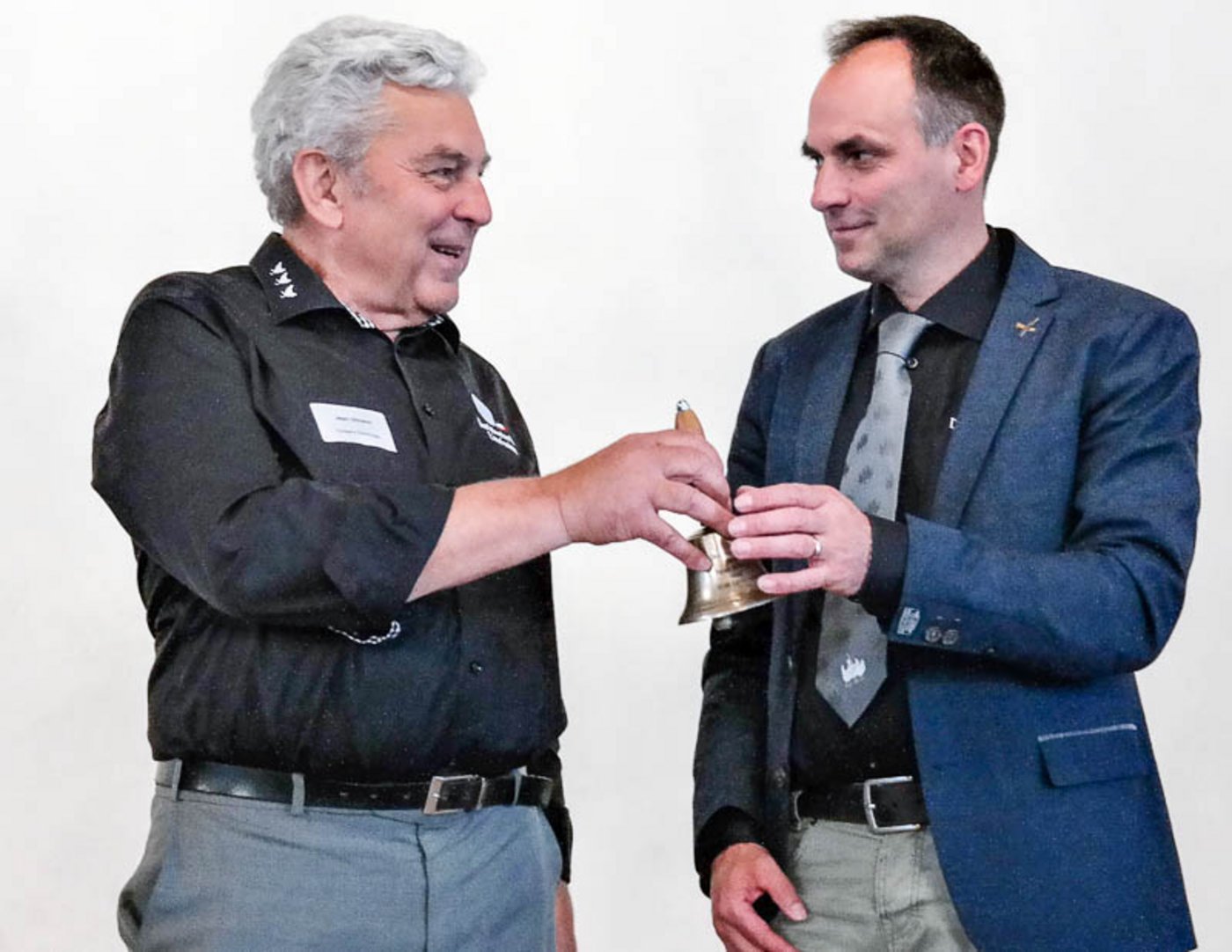 Daniel Würgler übernimmt von Jean Ulmann (links) die Glocke für die Sitzungsleitung. (Bild Josef Kottmann)