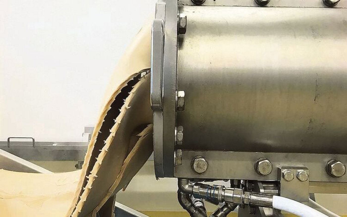 Durch die Nassextrusion (Bild) bekommen pflanzliche Proteine eine faserige Struktur. Wie bei Kartoffeln stellt man Sortenunterschiede in der Verarbeitung von Hülsenfrüchten fest. 